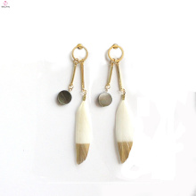 Alloy Crystal 24K Pendientes de plumas de concha natural chapados en oro